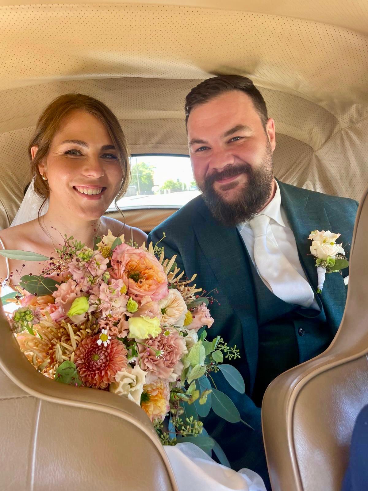 Anja und Johannes im Hochzeitsauto